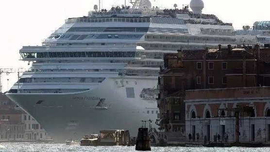 Il posto rosso su uno stinco a varicosity che trattare